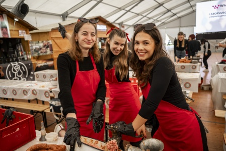 Középiskolások, egyetemisták ifjúsági kolbászgyúró versenye