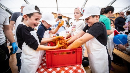 Óvodások, általános iskolások kolbászgyúró versenye