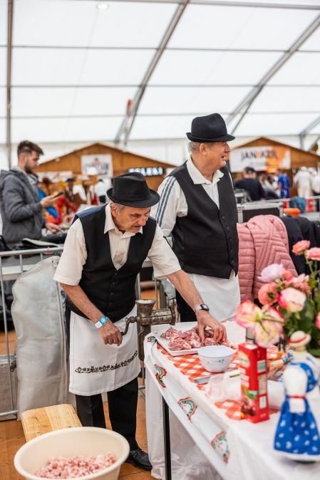 Végeredmény: vasárnapi kolbászgyúró versenyek